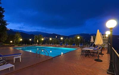 piscina-notte-lato-cozzile